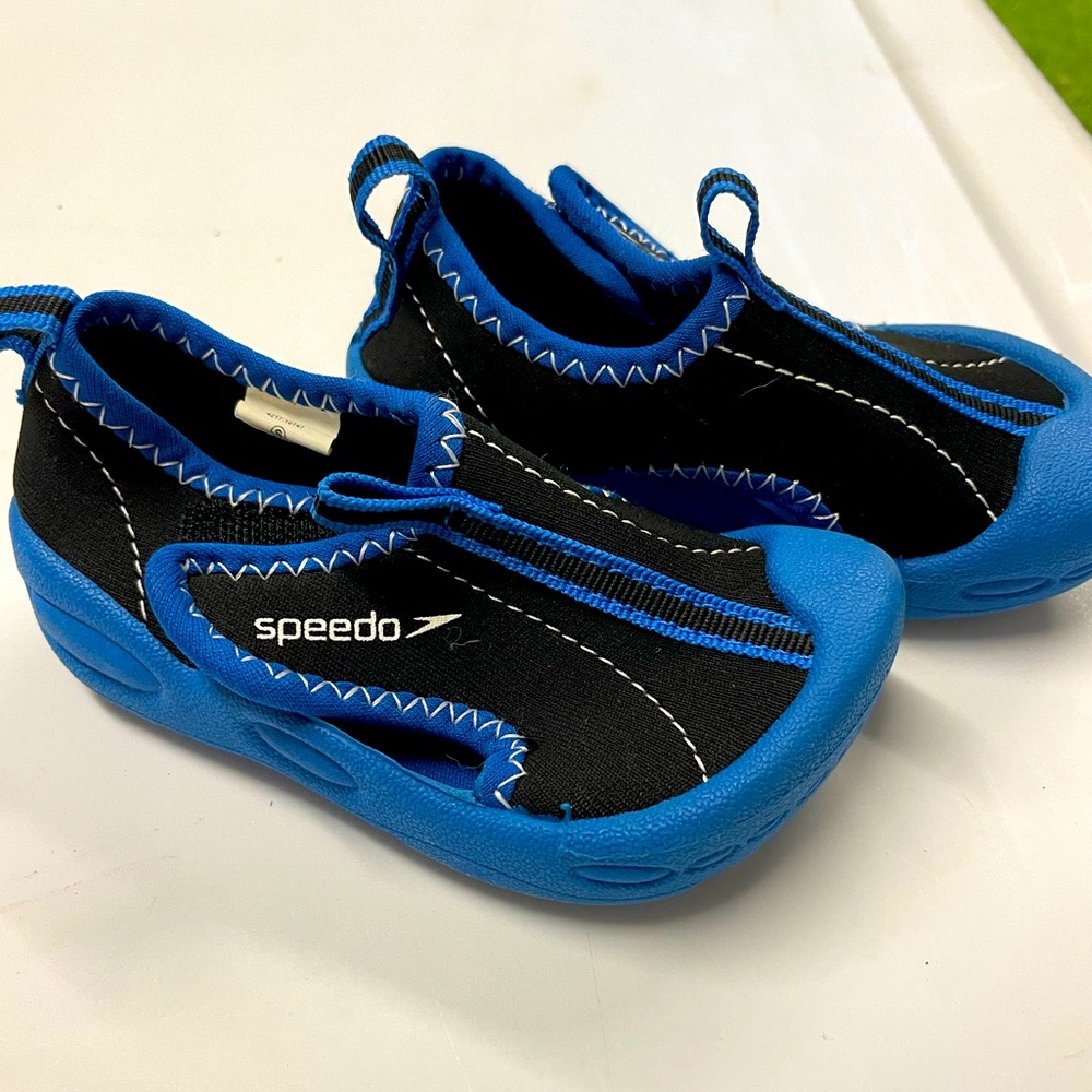 Speedo water shoes, size s (equivalent to baby/toddler size 4) never worn.